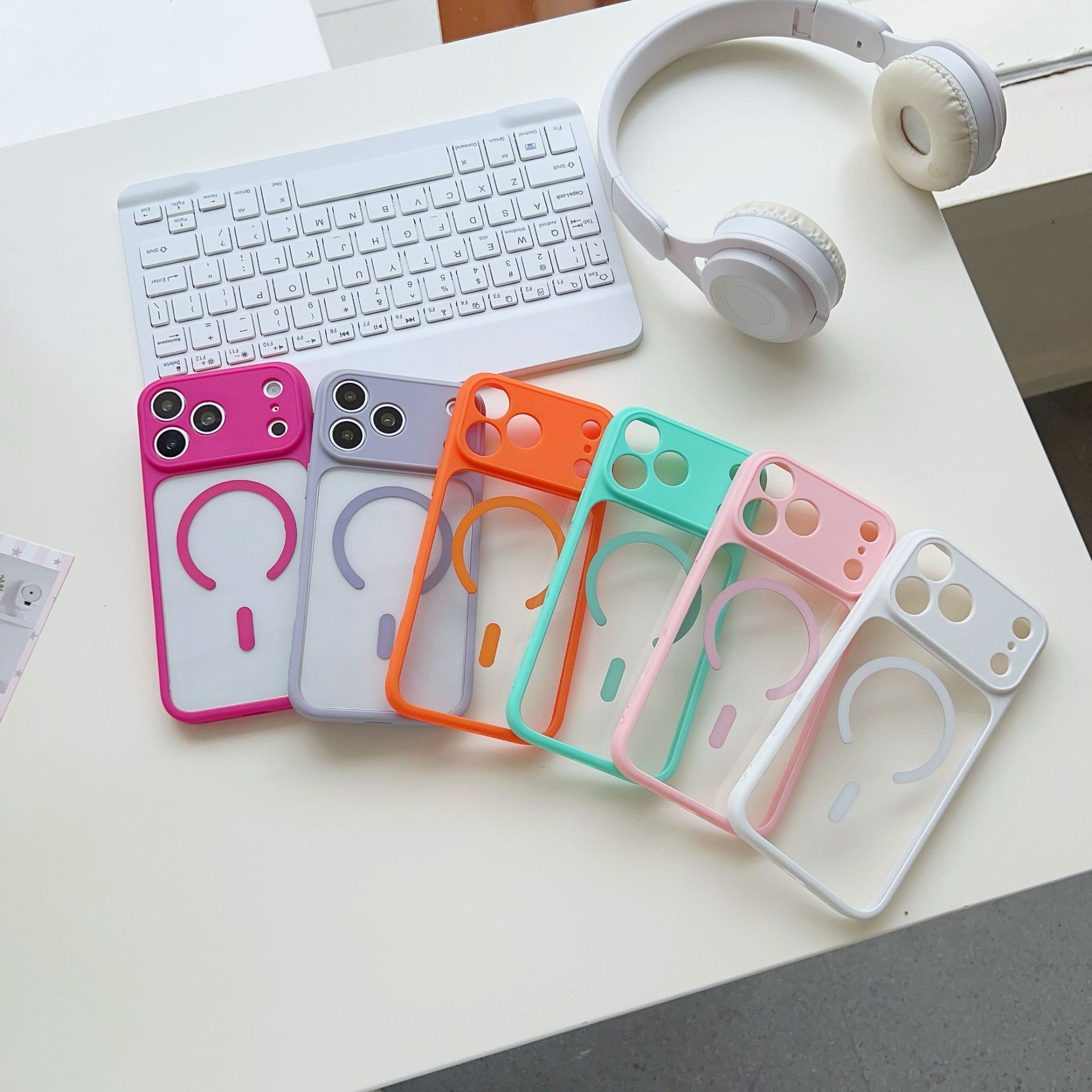 Instantly transform into a transparent acrylic magnetic full-coverage fine-hole protective case suitable for iPhone17Pro Item Picture