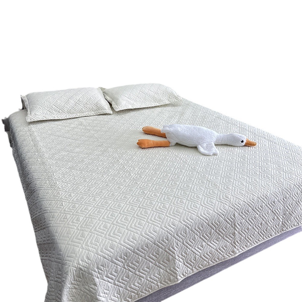 Plain-colored embroidered three-piece quilted bed cover set, a good export product set, closely quilted embroidered quilt and pillowcase set, the same style for export Item Picture