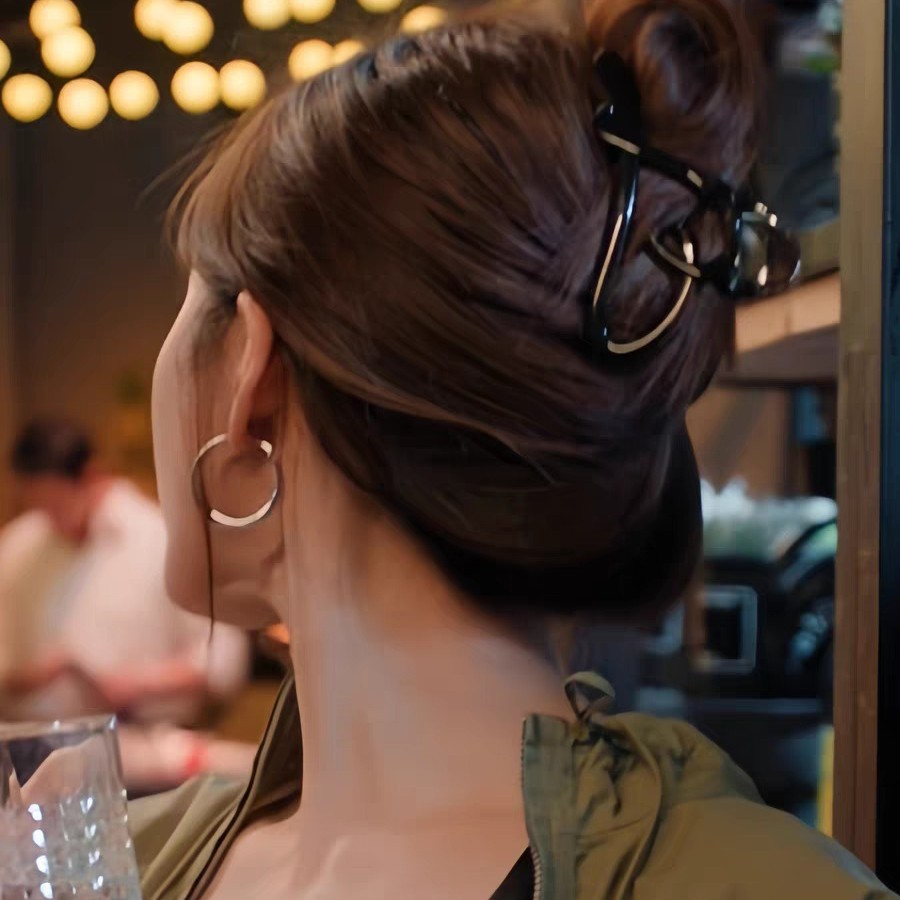 Xu Wo Dazzleng Zhao Lusi Xu Yan's same heart-shaped claw clip with a high-end look. The back of the head is a shark clip hair accessory Specification image