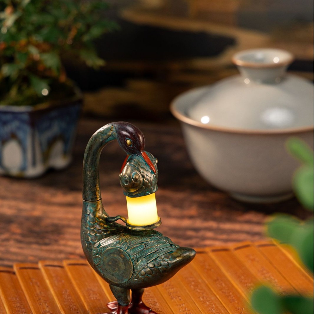 The "Wild Goose Fish Copper Lamp" is a new Chinese-style home decoration item, a Han-style antique copper cultural and creative handicraft, and a business companion for enterprises Application Scenario