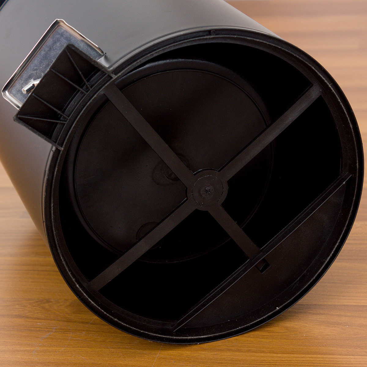 Wholesale of matte black round flip-top trash cans, household slow-lowering silent foot-operated cleaning buckets with LIDS Application Scenario