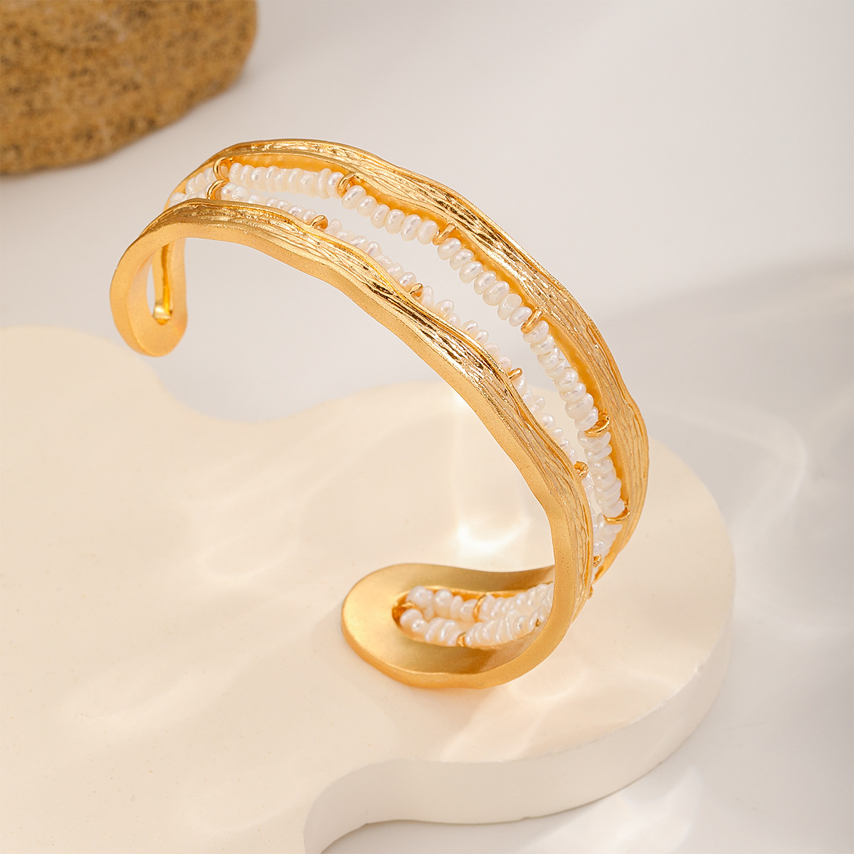 Nasha Light Luxury copper-plated 18K real gold cross-border European and American open bracelet, retro hollowed-out fashionable natural pearl jewelry Application Scenario