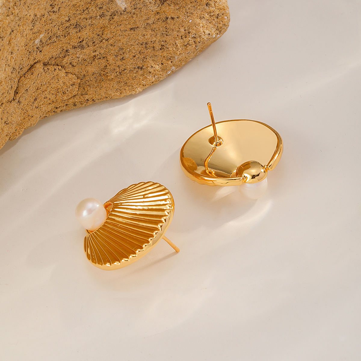 娜莎跨境专供肌理感贝壳状镶嵌淡水珍珠耳钉女法式复古女士耳环产品图