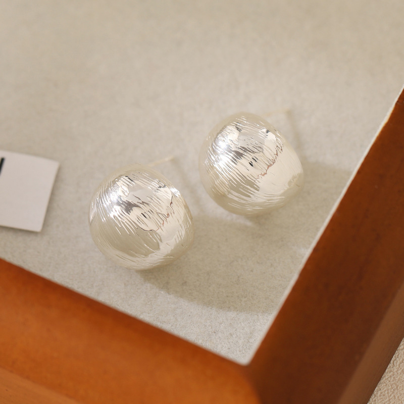 Cold style brushed texture metal ball ear studs for women with a high-end feel, hemispherical earlobes with a high-end feel, and a unique and elegant style Application Scenario
