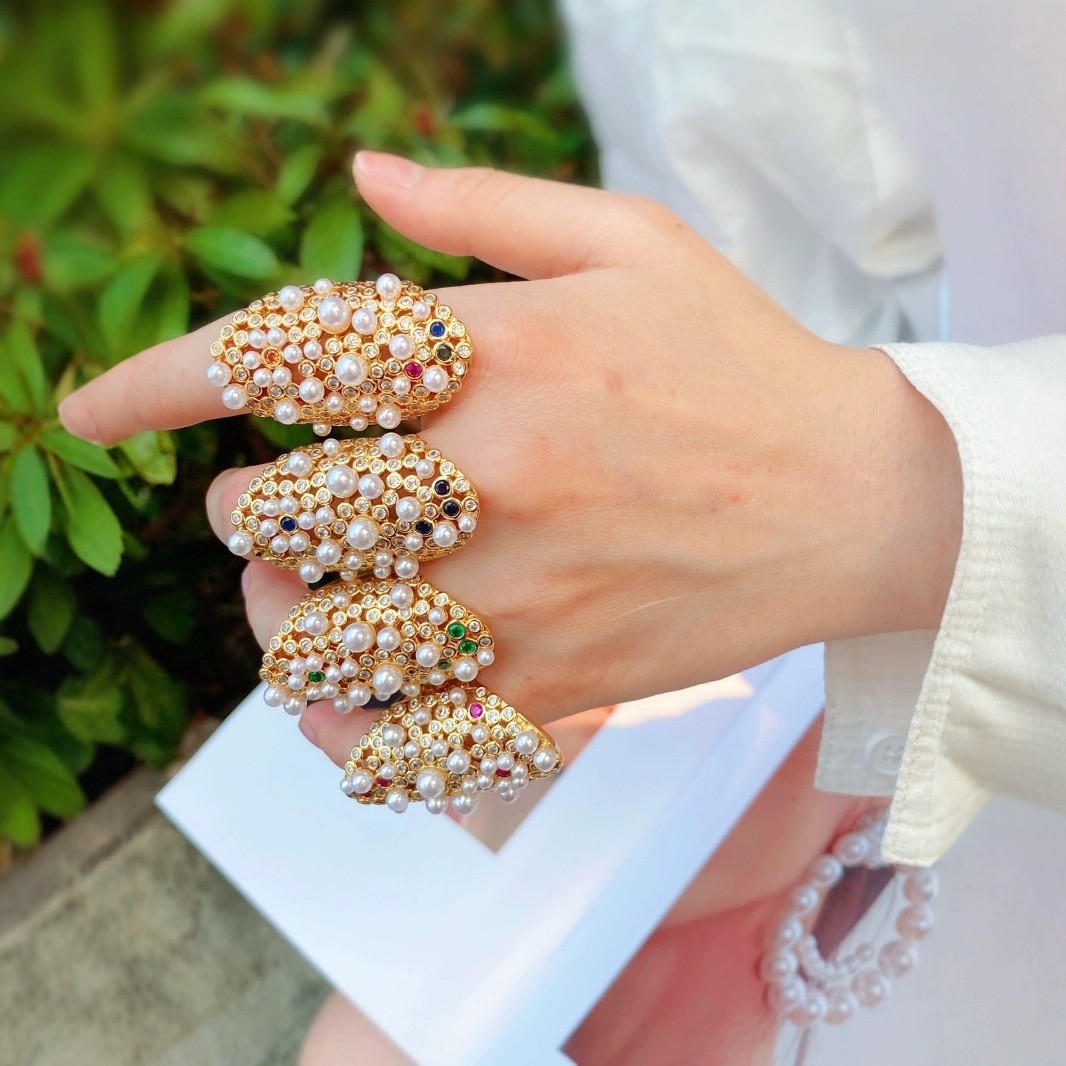 A 2024 new model of pearl flower diamond ring with a fashionable and high-end feel from cross-border bestsellers in Europe and America details Picture