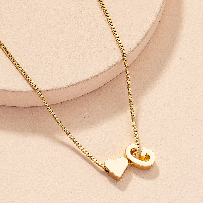 A simple and fashionable heart-shaped bracelet in the style of Japanese and Korean Instagram, a retro and personalized design by a female Internet celebrity, featuring 26 English letters Application Scenario