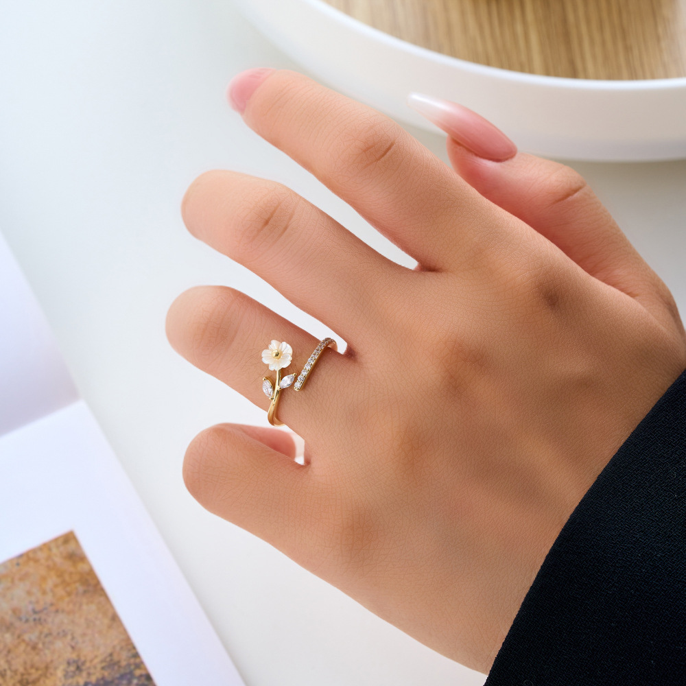 Fresh and elegant mother-of-pearl flower open ring, copper alloy slightly inlaid zircon adjustable index finger ring, exquisite ring details Picture