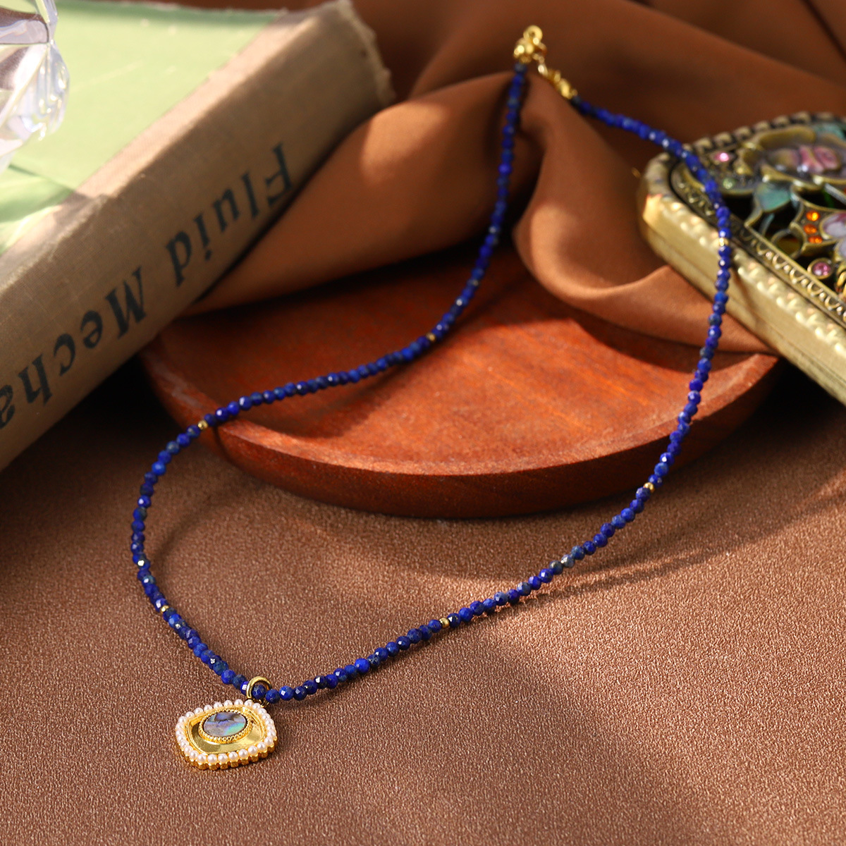 Simple and fresh abalone and shell geometric necklace, versatile beaded pearl multi-neck chain, fashionable new collarbone chain accessory details Picture