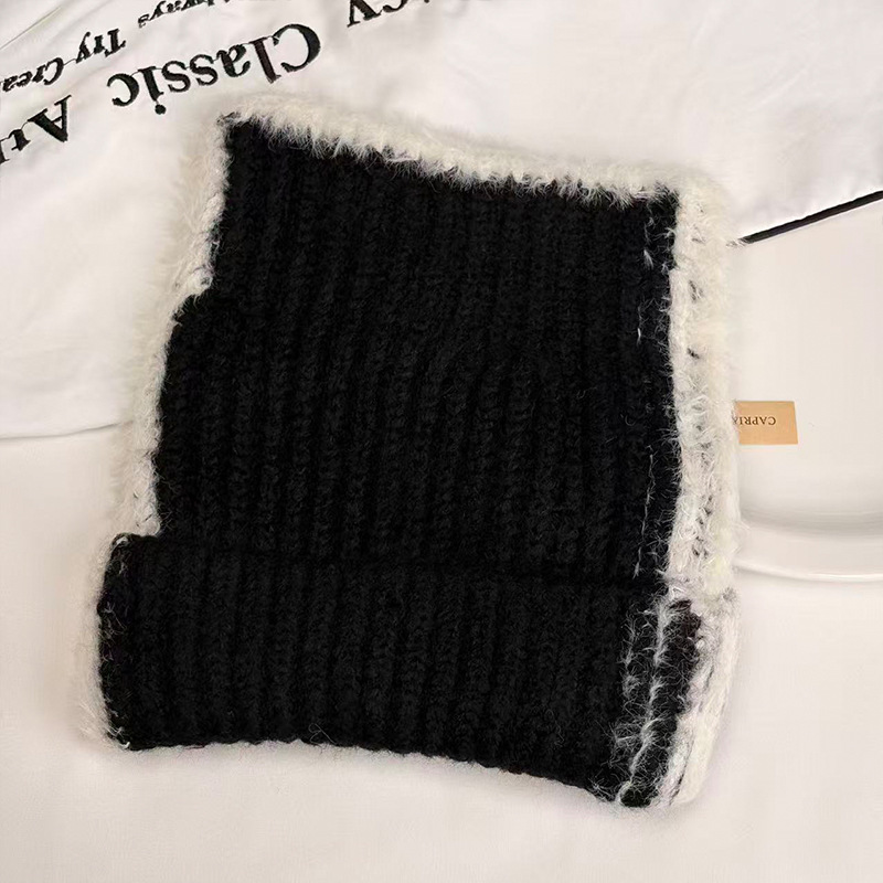 The 2025 new style of cold-proof and warm, fringed, Korean-style, high-end, versatile, color-blocking white edge knitted cap makes the face look good for little girls Application Scenario