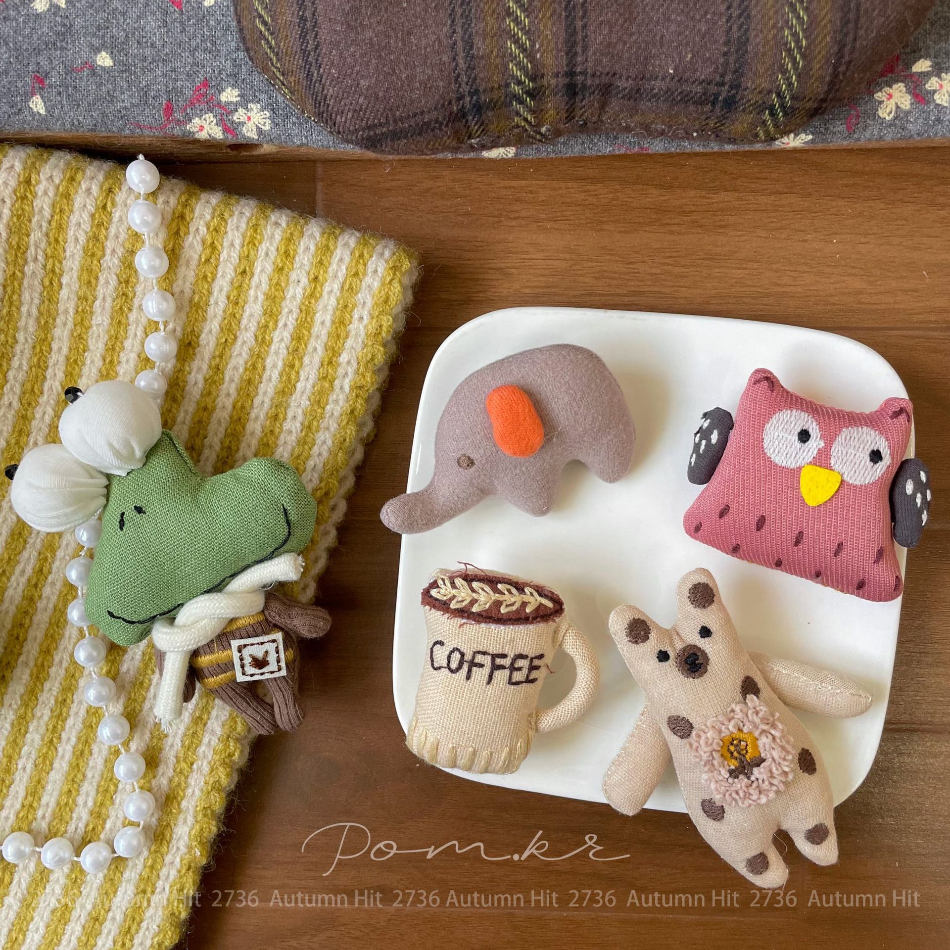 New Korean-style retro forest-themed fabric brooch, bear coffee cup, owl pin, cute doll decorative badge Application Scenario
