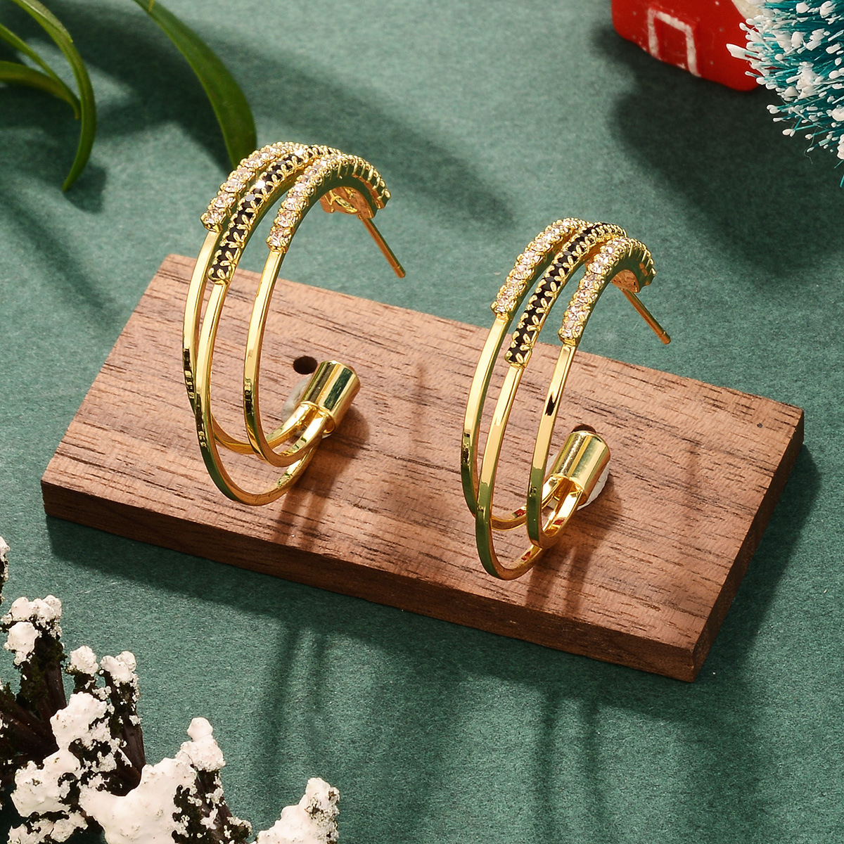Amazon's new Christmas earrings are copper-plated with real gold and slightly inlaid with zircon, a fashionable women's C-shaped geometric design for autumn and winter details Picture