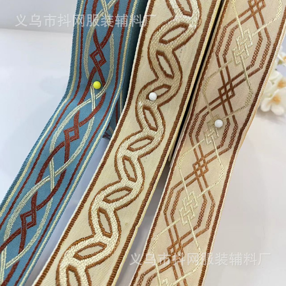 ٢ -٣ ج م) التطريز الوطني التقليدي باستخدام أغطية الستائر، حقائب لوازم، وقطع تكميلية Specification image