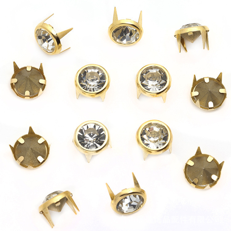 Taladro de ocho patas con molde de prensa a mano accesorios de ropa fondo puntiagudo con garras botones taladro clavos ornamentos accesorios al por mayor Application Scenario
