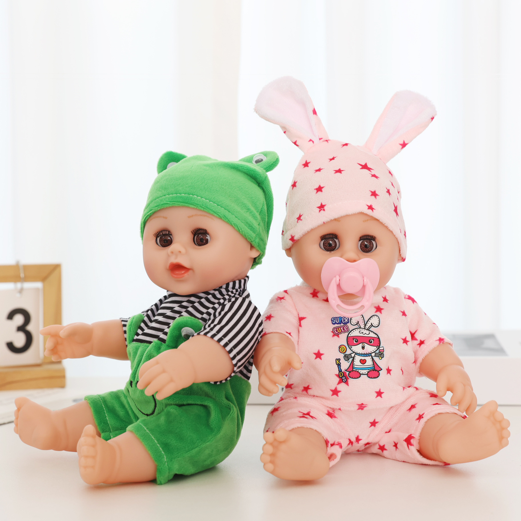 Wholesale of the new 12-inch eye-moving rebirth doll, a children's simulation soft rubber plush toy, and a role-playing toy