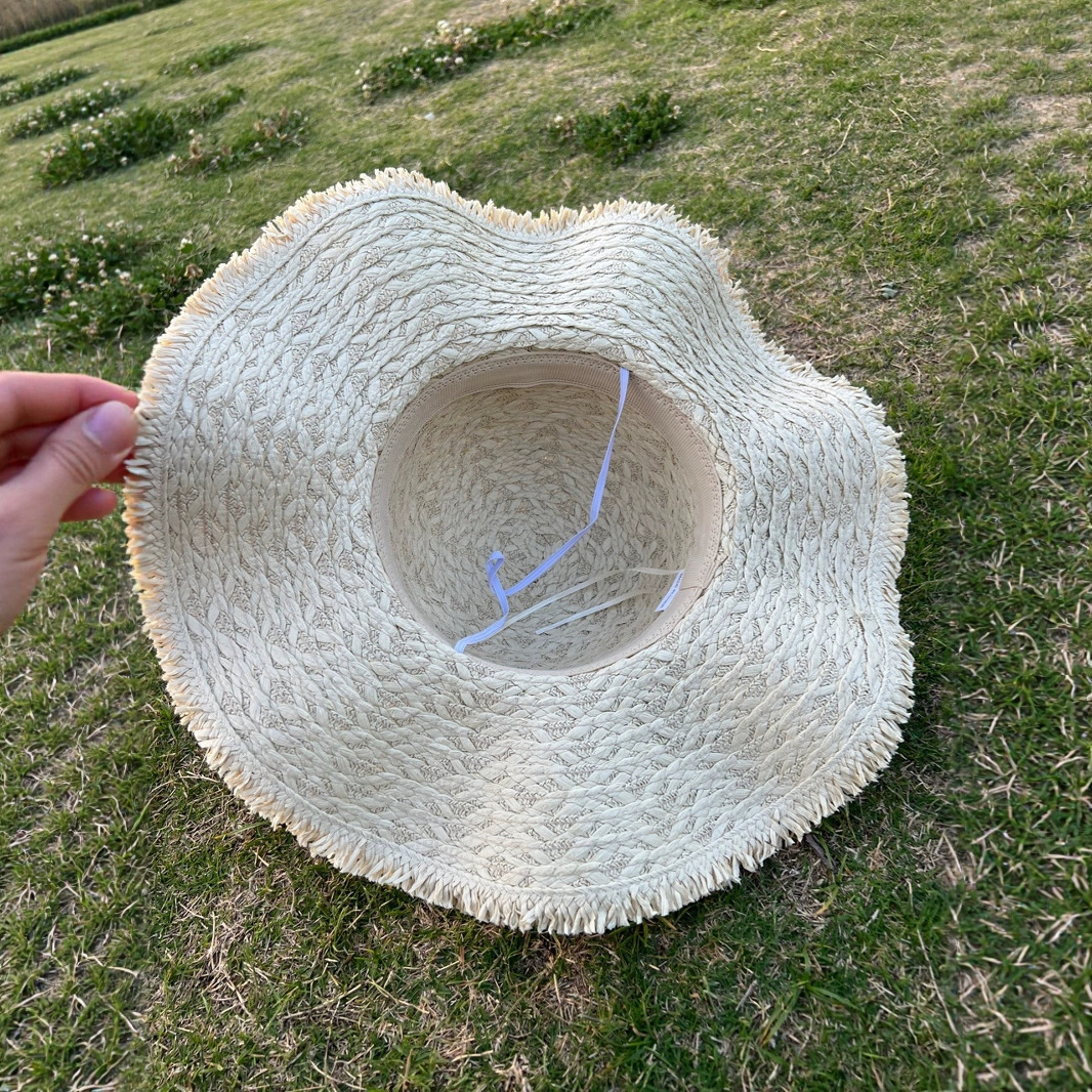 Flower-ring Lafite straw hats, hand-woven chrysanthemum hats, versatile for women's summer outings and vacations, wide-brimmed sun-protective beach hats Application Scenario