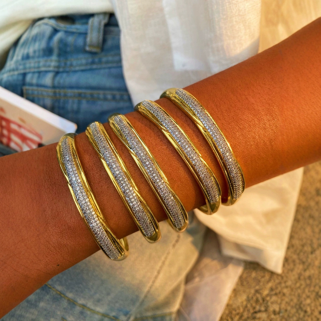 欧美时尚简约铜镀18k金微镶锆石开口卡扣手镯女士高级感饰品