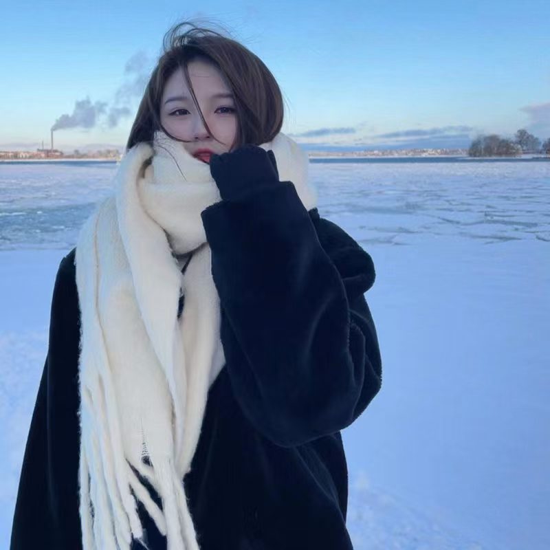 The scarf exudes a strong atmosphere in autumn and winter. It's a versatile and warm Korean shawl with a thickened and lengthened design. The scarf gives a light luxury and high-end feel Specification image