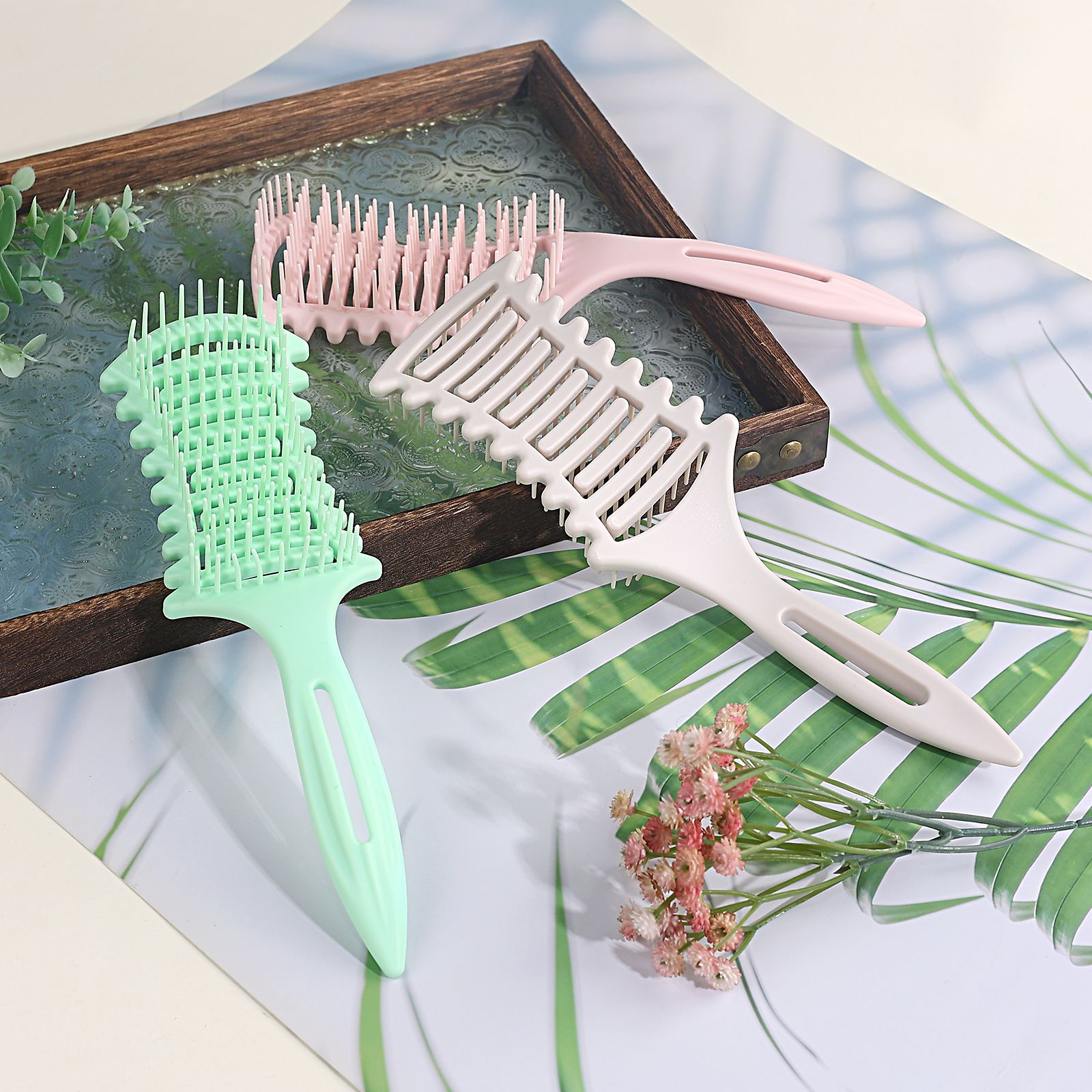 The colorful comb has a cute and portable design. It is anti-static and can comb hair smoothly details Picture