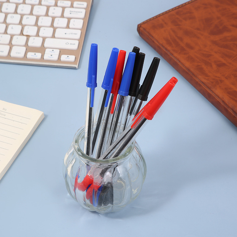 Simple oil-based ballpoint pens, bullet-tipped ballpoint pens, cap office ballpoint pens, red, black and blue ballpoint pens Simple oil-based ballpoint pens, bullet-tipped ballpoint pens, cap office ballpoint pens, red, black and blue ballpoint pens