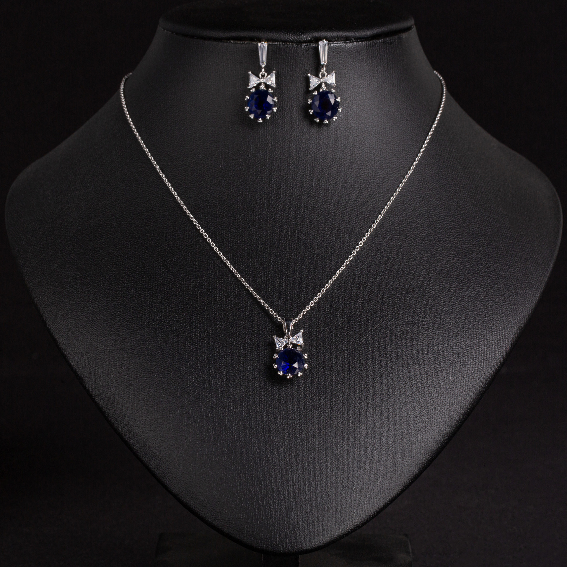The classic design of the popular geometric round pendant necklace for women in Europe and America, snowflake colored gemstone zircon micro-set jewelry, LJT5280, Getisha jewelry, fashionable and versatile jewelry, banquet dress accessories Specification image