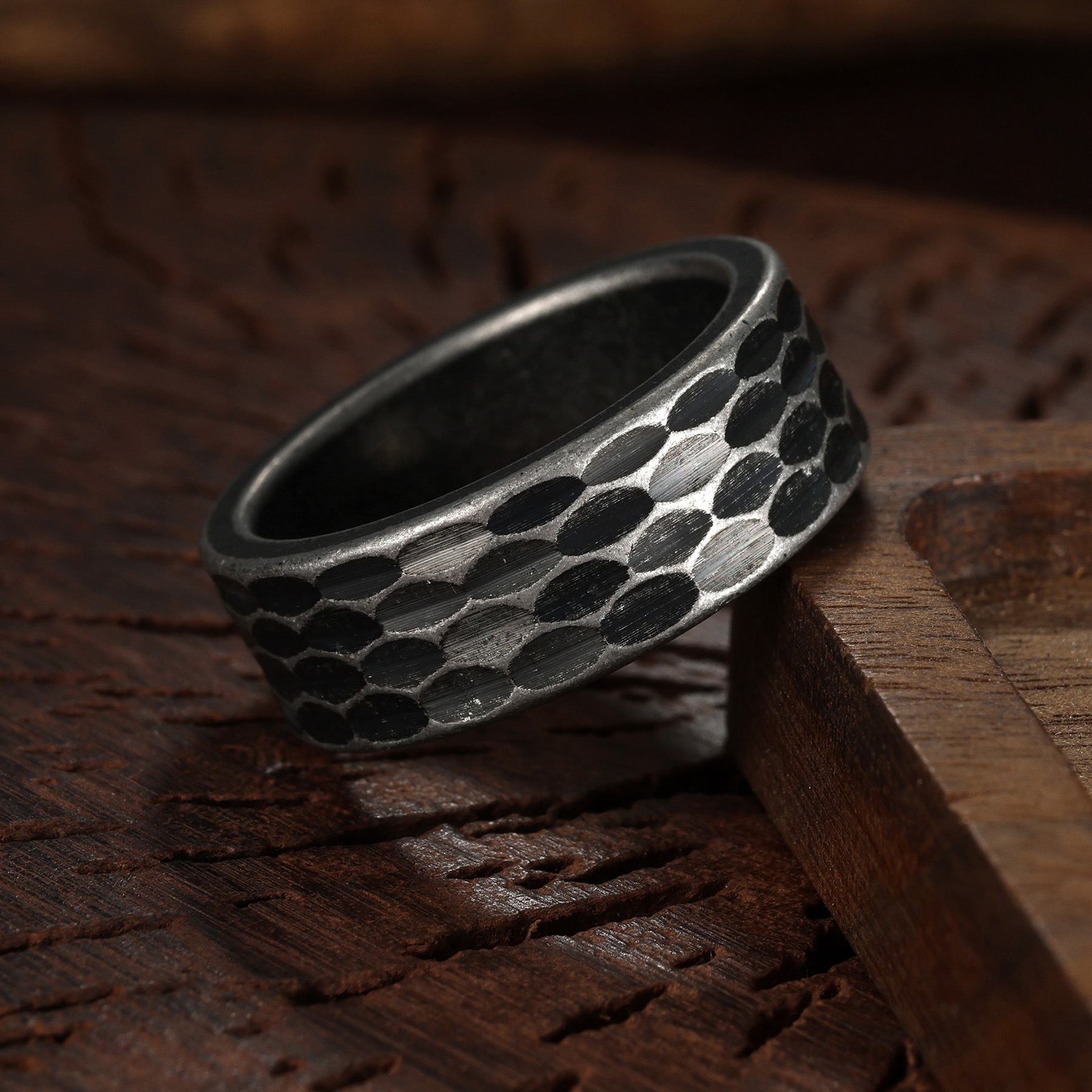 Amazon's European and American retro hammer-patterned ring, an aged men's trendy single ring, a unique hip-hop trendy men's ring details Picture