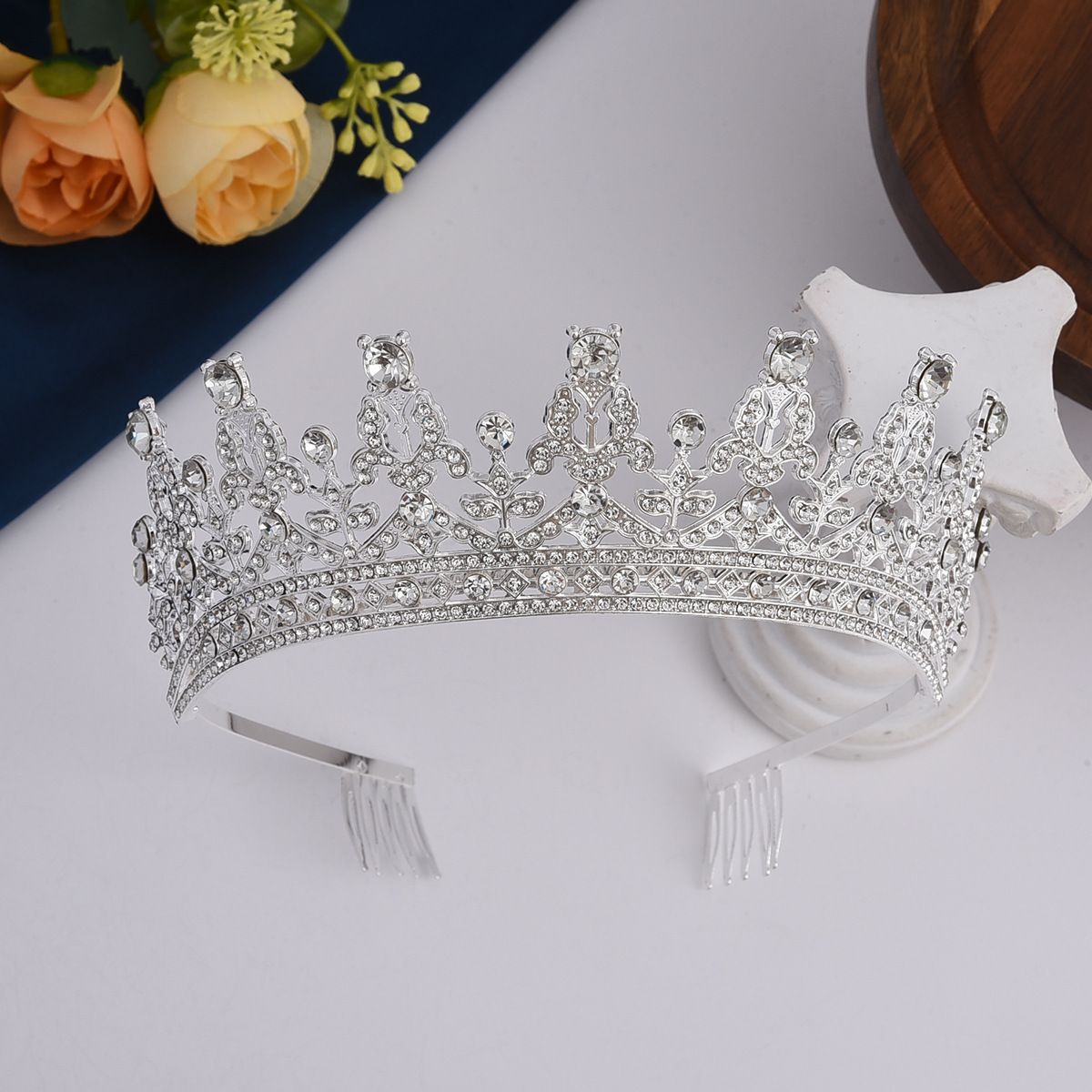 The bride's high-end crown headwear, full diamond large crown headwear, headband, Western-style bride wedding crown water diamond hair accessory Application Scenario