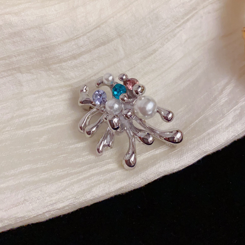 French-style personalized cross-border creative metal firework pearl three-dimensional brooch, light luxury unique design sense coat accessory Specification image