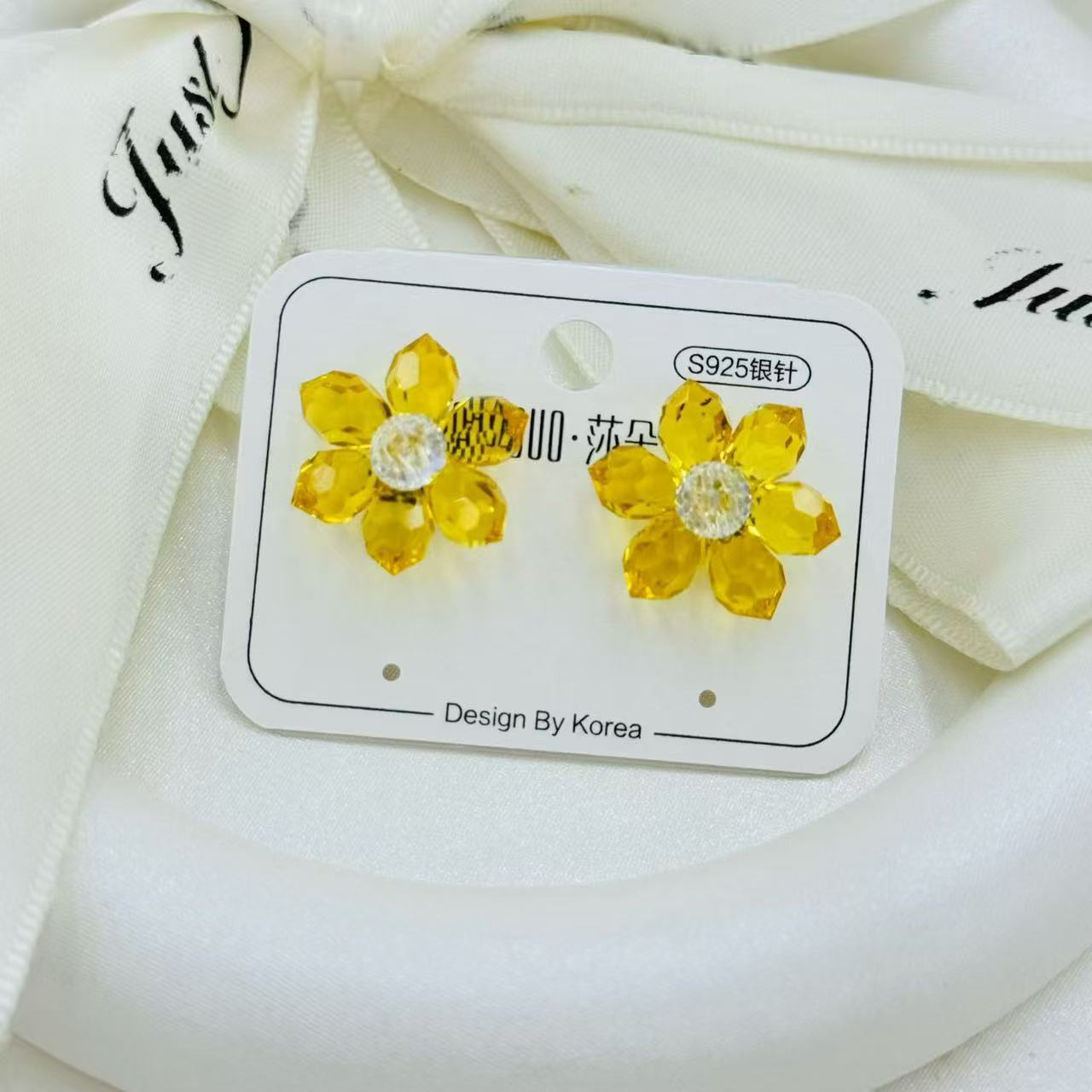 S925 Silver Needle Flower Stud earrings, Austrian crystal earrings for women, Korean version, simple and versatile earrings, anti-allergy and ear piercing Specification image