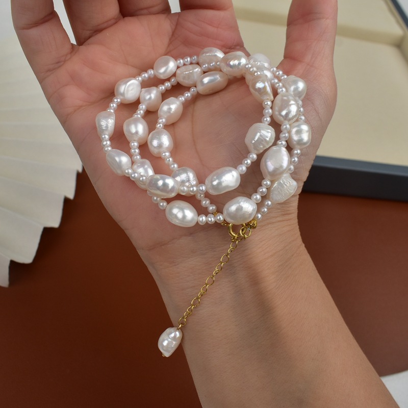 This natural-shaped pearl necklace with an extended design is a versatile and luxurious Baroque pearl sweater chain that exudes a sense of sophistication Application Scenario