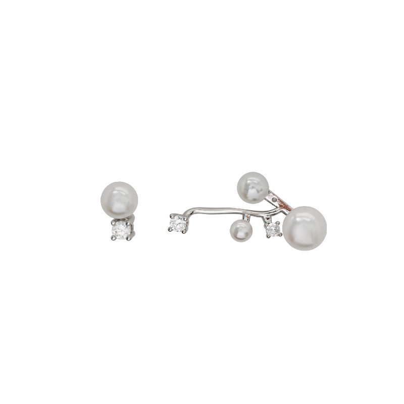 Hyacinth asymmetrical diamond and pearl earrings are fashionable, light luxury, elegant and high-end. They are extremely beautiful, unique and attractive stud earrings Item Picture