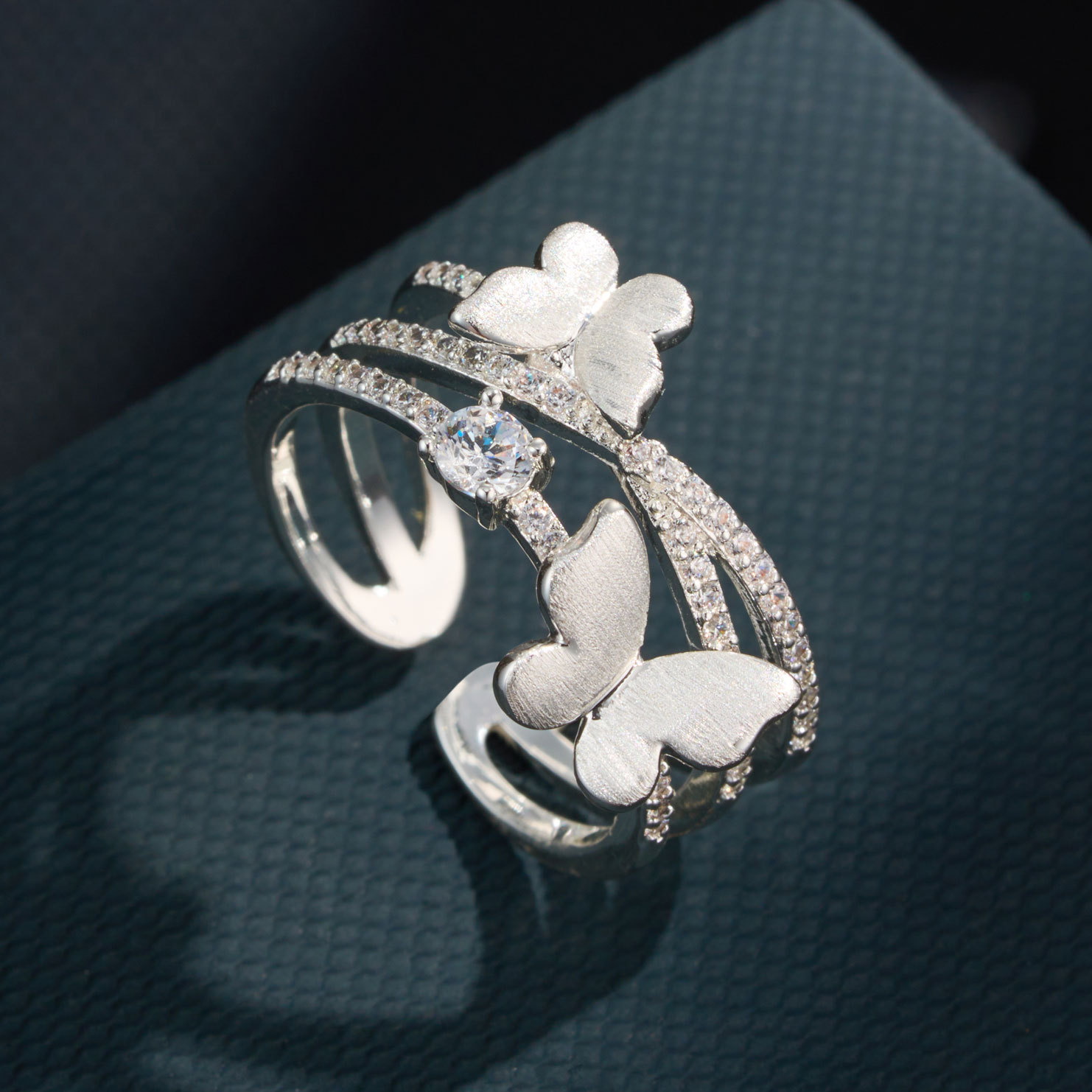 Lujo ligero sensación premium mariposa cepillada anillo abierto aleación de cobre tres filas lleno de circonio anillo de índice ajustable nuevos anillos