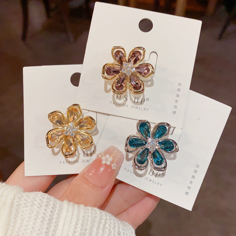 Amazon cross-border fashion retro crystal hollowed-out petal brooch, a delicate, light luxury, versatile and high-end brooch for women