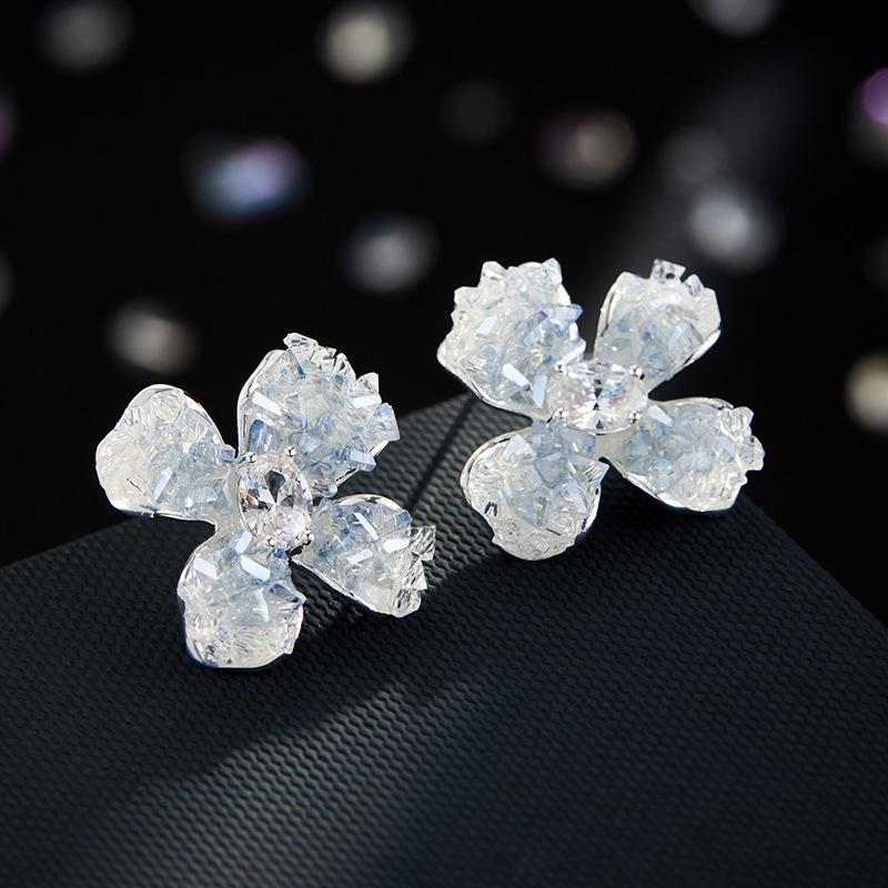 Small and fresh style gradient crystal flower ear studs, copper alloy with zirconium inlaid s925 silver needle, daily versatile and exquisite earrings Application Scenario