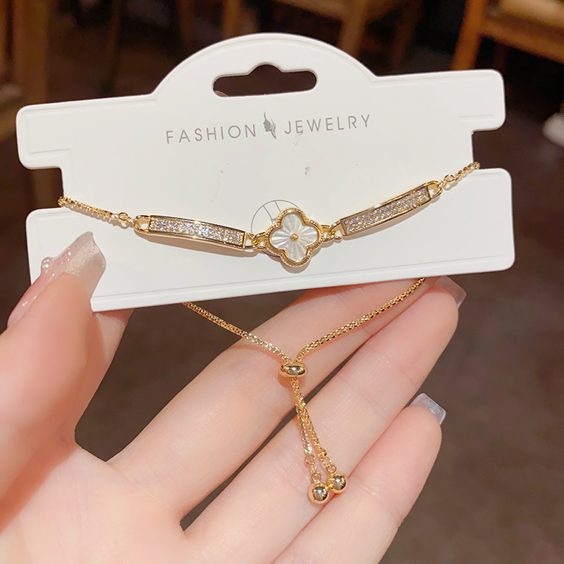 A sweet, cute and elegant zirconium shell flower pull-out bracelet from Japan and South Korea, with a fashionable and niche design sense