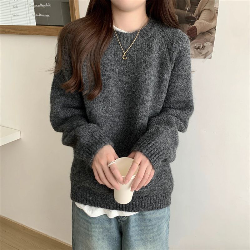 A laid-back oat sweater for women in the 2025 autumn and winter season, featuring a fashionable, soft and warm new look. It's a loose knitted pullover Specification image