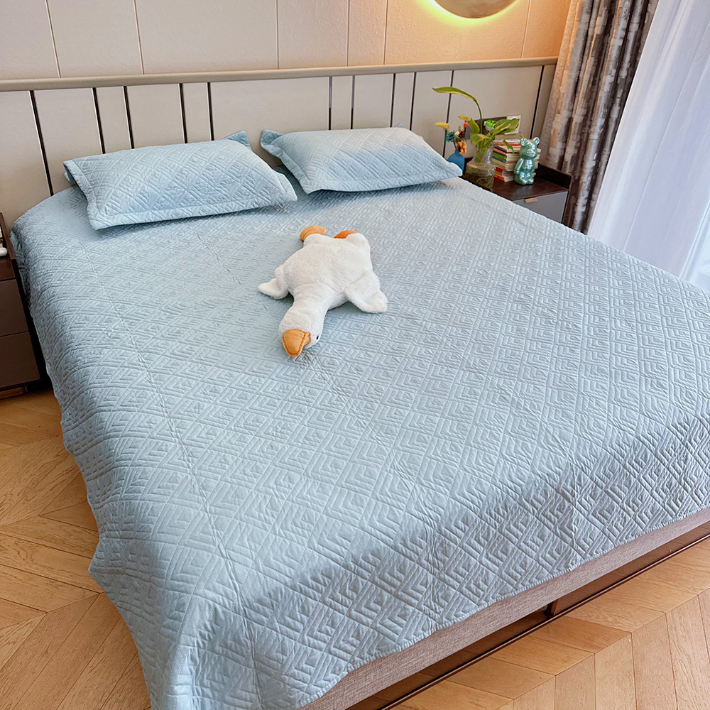 Plain-colored embroidered three-piece quilted bed cover set, a good export product set, closely quilted embroidered quilt and pillowcase set, the same style for export details Picture