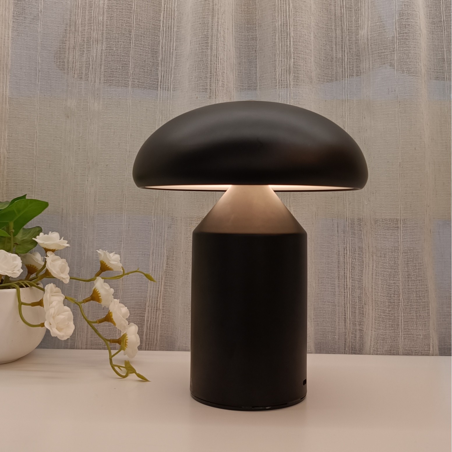 Cross-border charging mushroom decorative lighting fixtures, bedroom bedside atmosphere night lights, Nordic designer style bar table lamps details Picture