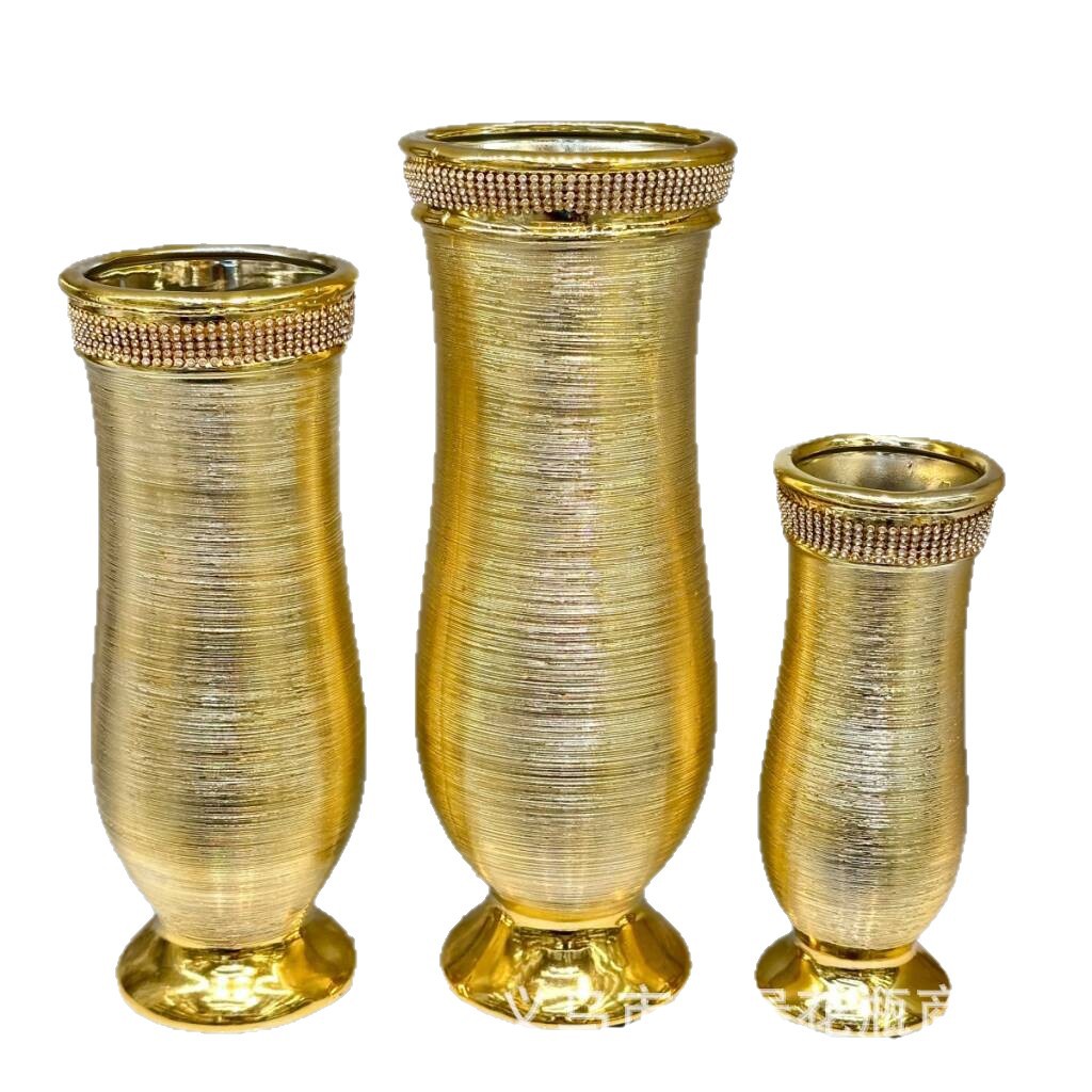 A light luxury ceramic vase for hotel soft furnishings, featuring electroplated brushed and diamond-encrusted craftsmanship, is a decorative item for a model room Item Picture