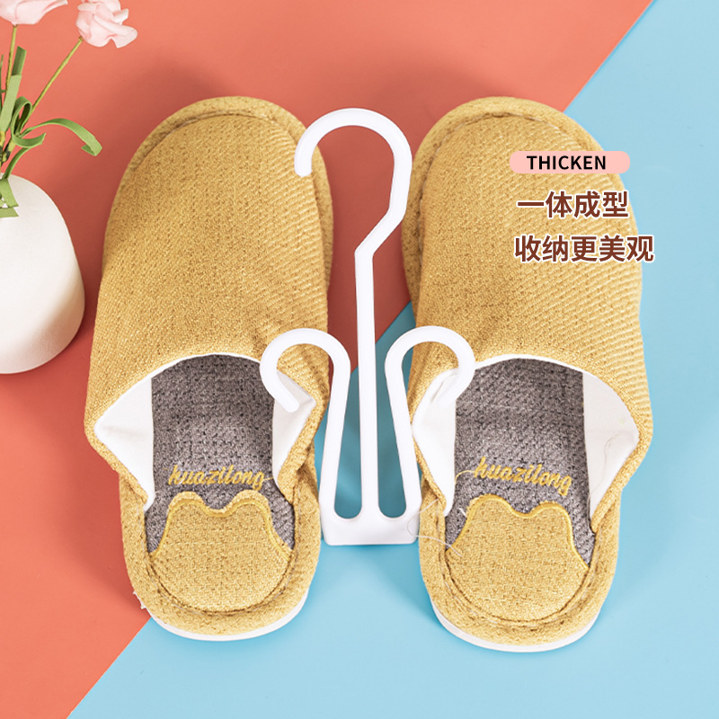 Plastic herd-shaped slippers hooks, thickened shoe hooks, sandal supermarket display special hooks, cotton shoe hooks for sales floors Application Scenario