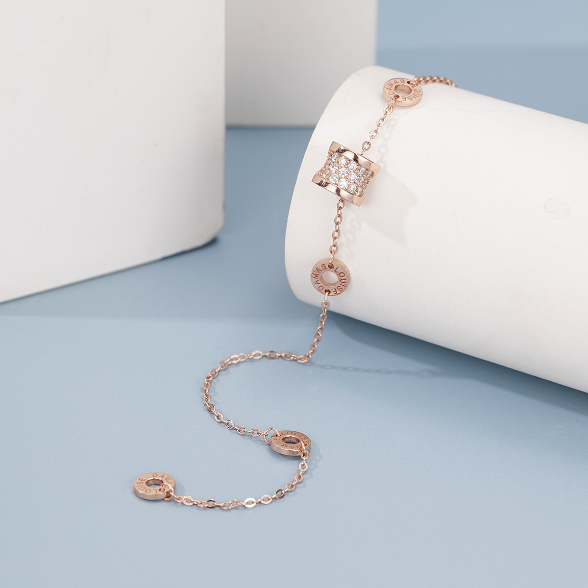 This classic, fashionable and simple waist bracelet features a niche, light luxury style and a high-end design for girls Application Scenario