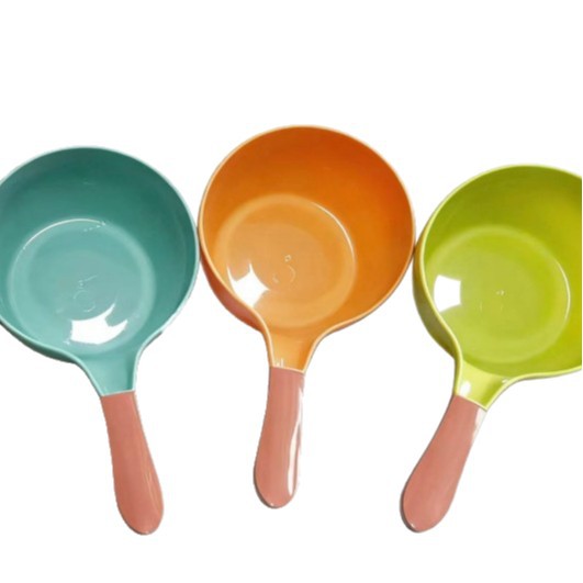 A variety of colors are available. Water ladles are good household items. Plastic thickened long-handled bath ladles 舀子 wholesale for watering flowers Item Picture