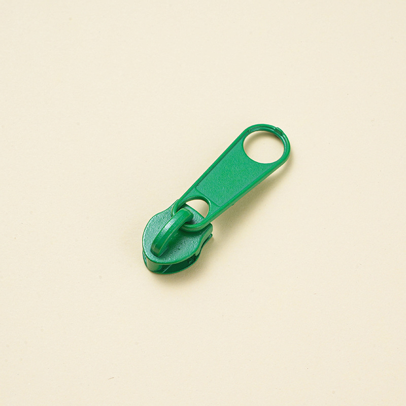 No. 5 and No. 7 nylon zipper pulls, lockless zipper pulls, elephant nose pulls, long board pulls, luggage, school bags, sofa pulls in stock Application Scenario