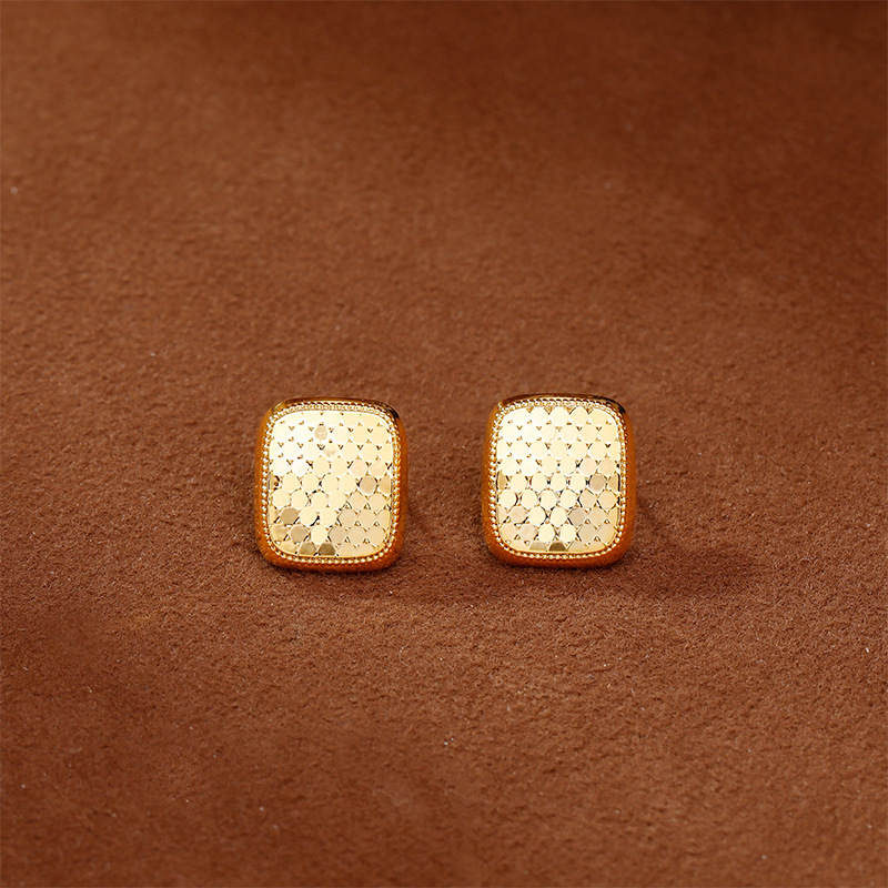 Minimalist copper-plated 18k true gold geometric stud earrings, a niche designer's square honeycomb sparkling earrings and earrings