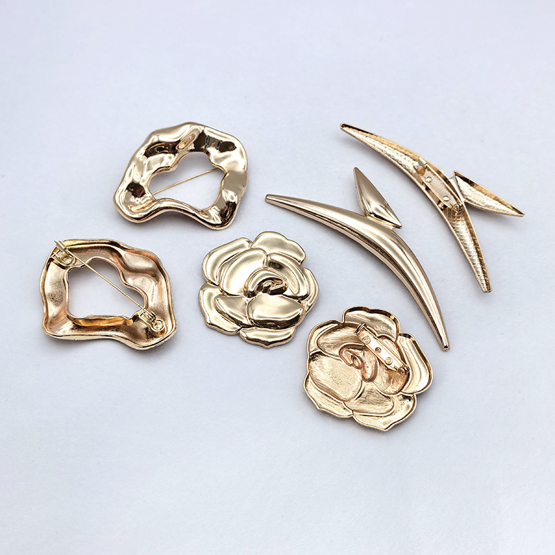 A niche design sense metal brooch with an irregularly twisted devil's eye, a high-end and personalized decorative clasp for dressing Application Scenario