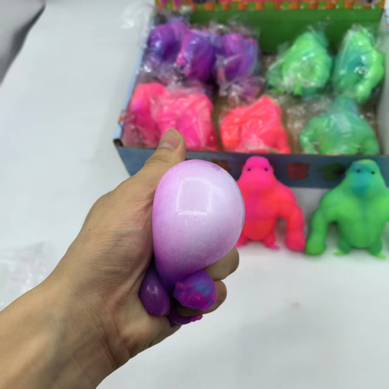 Two-color flour Gorilla Kneading Fun Simulation Gorilla Stress-relieving Toy Factory Direct sales Application Scenario