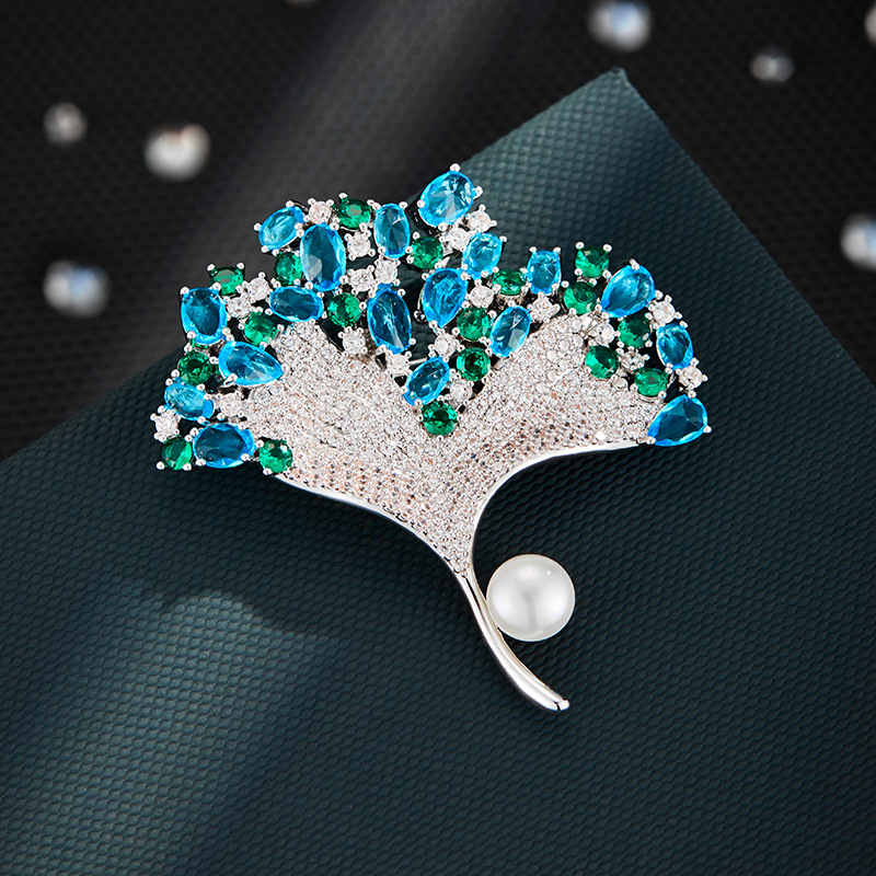 Luxurious and high-end ginkgo leaf brooch, fashionable and elegant, slightly inlaid with zirconium sea blue leaf brooch, freshwater pearl corsage