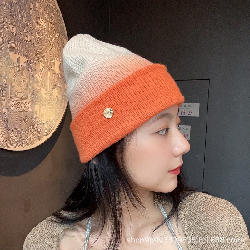 Japanese and Korean gradient woolen hats are simple, warm, fashionable and versatile for autumn and winter. They are high-end knitted hats suitable for couples