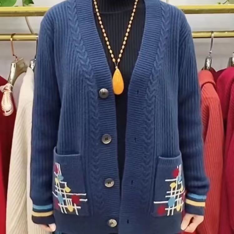 A loose knitted cardigan for middle-aged and elderly people in spring and autumn, paired with a new double-pocket jacket from 2024, is a fashionable and youthful women's wear Application Scenario