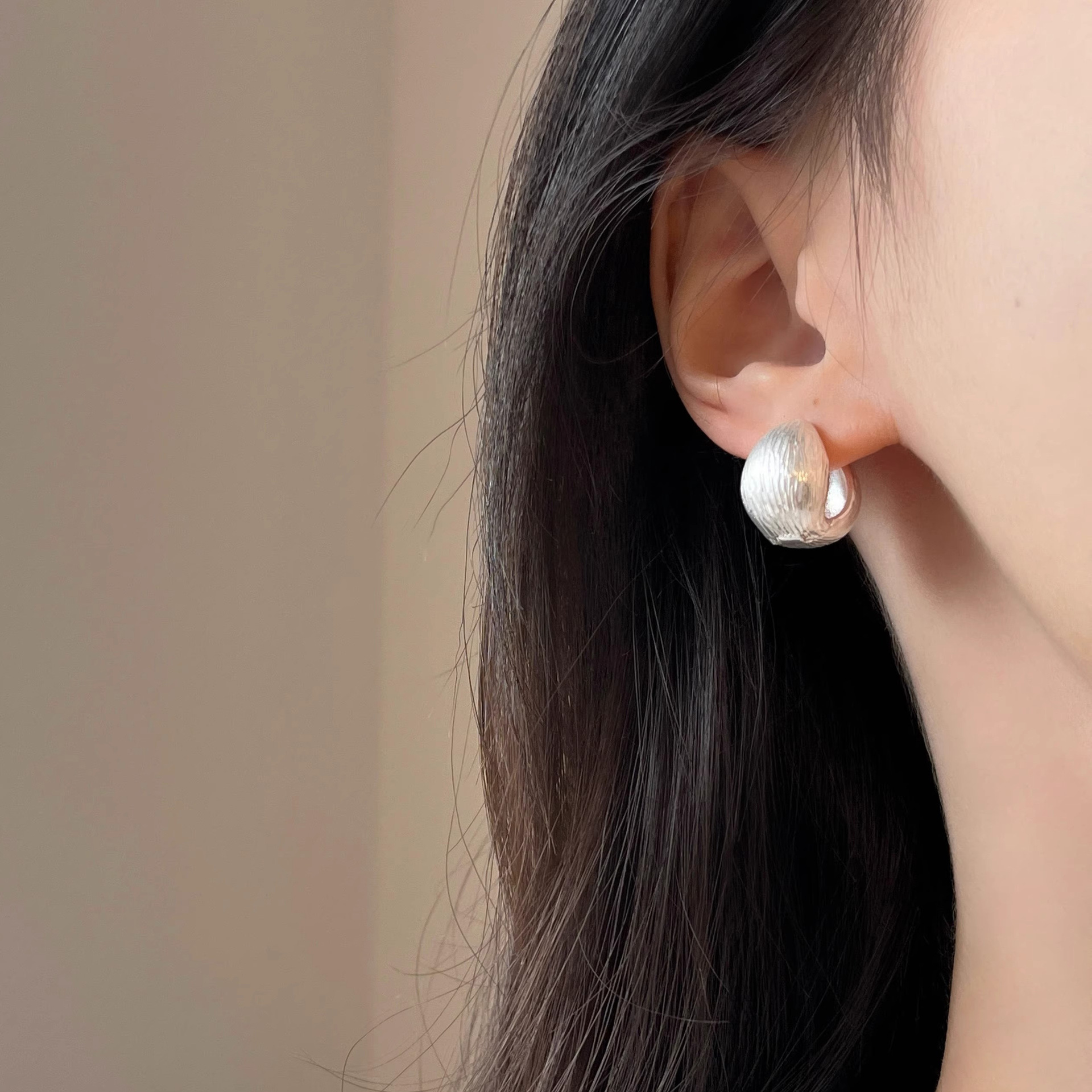 Korean-style personalized, fashionable, retro and simple patterned geometric ear buckles, niche, light luxury, versatile, high-end and cold style earrings Specification image