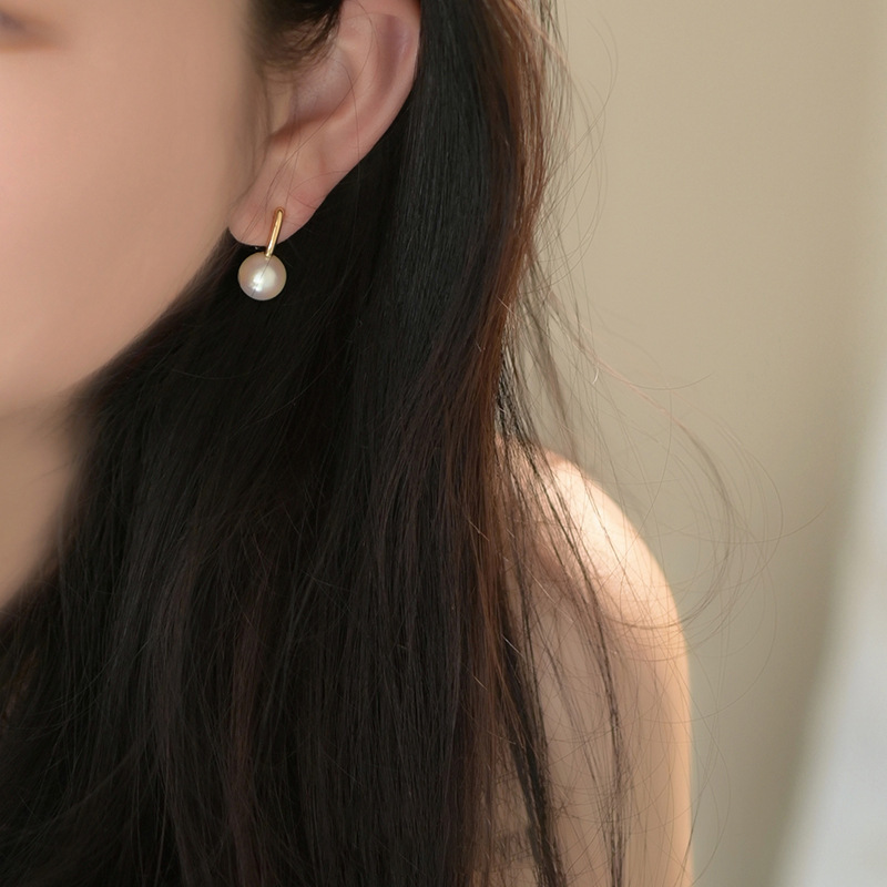 High-end, simple pearl stud earrings for women, fashionable and trendy niche earrings, versatile and suitable for commuting, wholesale of stud accessories